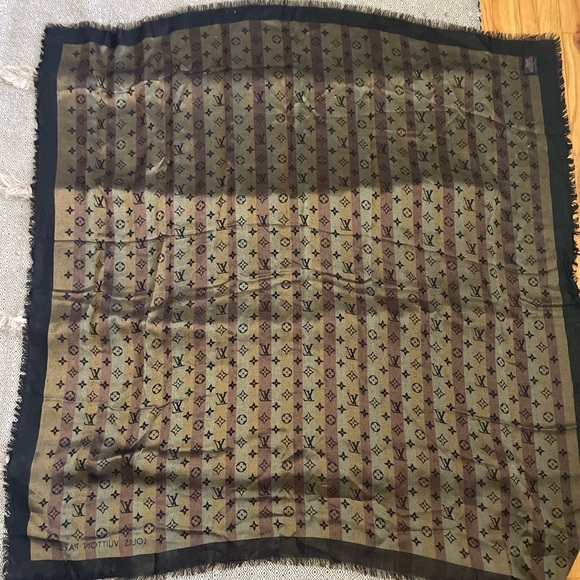 SO SHINE MONOGRAM SHAWL - Picture 7 of 12